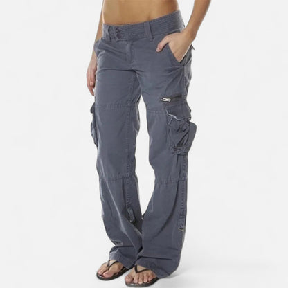 Grau - Women's low-rise wide-leg cargo pants featuring multiple utility pockets and a relaxed fit.