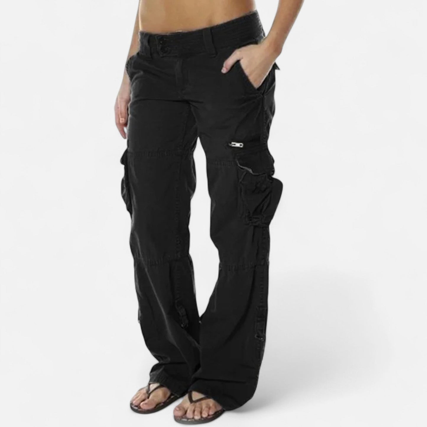 Schwarz - Women's low-rise wide-leg cargo pants featuring multiple utility pockets and a relaxed fit.